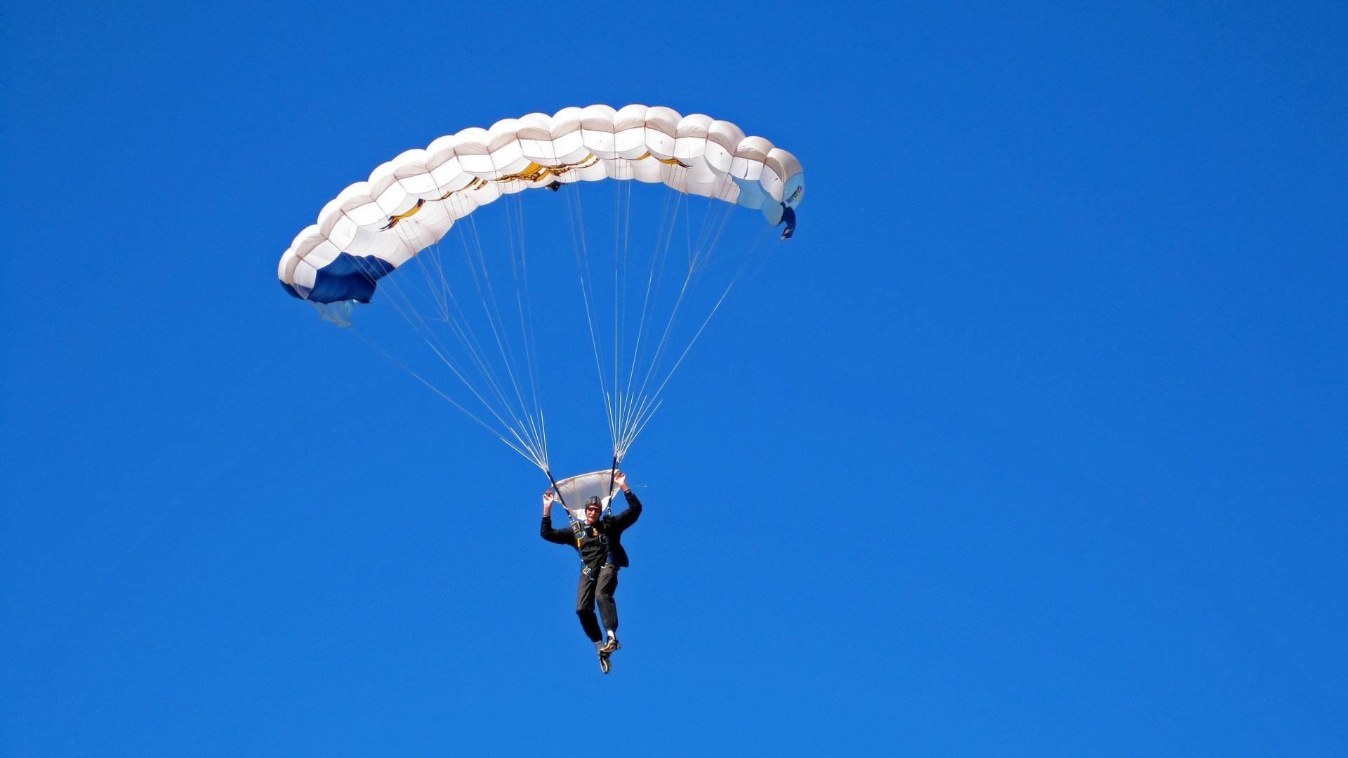 《马尼拉公报》记者雷伊报道杭州亚运会开幕式,称其为“视觉杰作”,并赞扬亚运村的设施和志愿者服务。